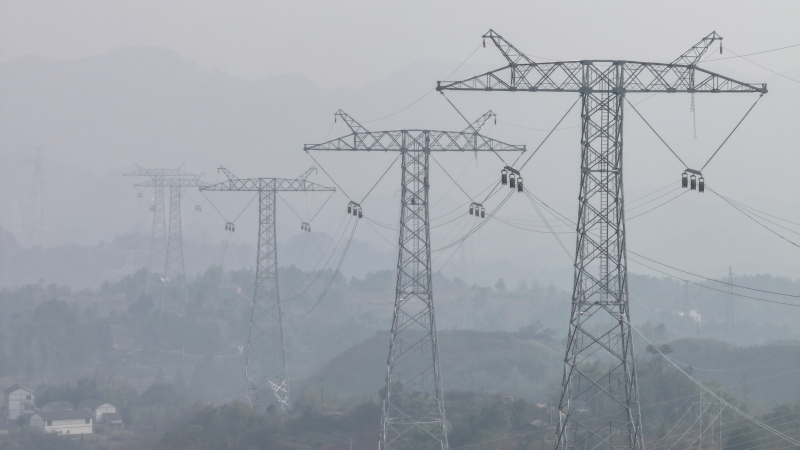 航拍哈密—重慶±800千伏特高壓直流輸電線路工程（重慶段）線路通道。陳明月攝