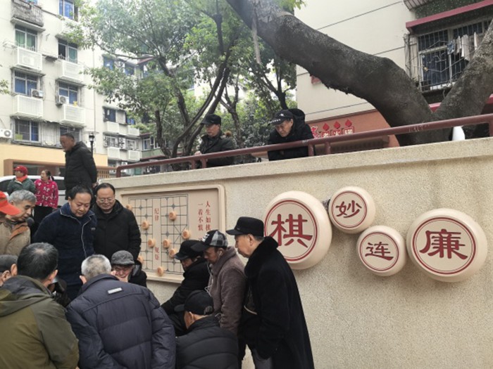 民主村社區(qū)居民圍坐下棋。徐雯瑄攝