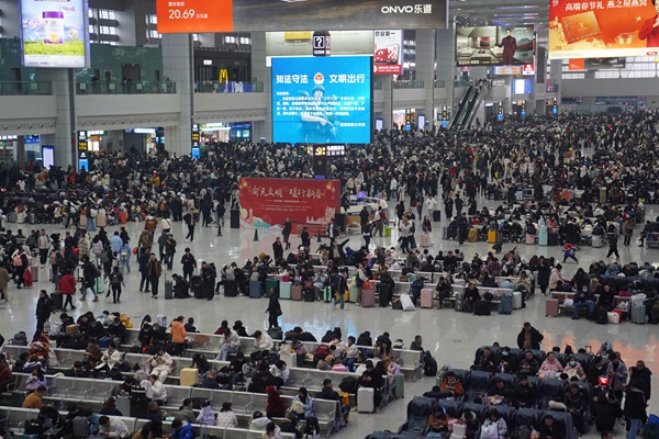 重慶火車北站候車廳。汪亮攝