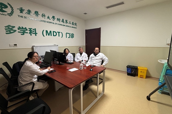 重醫(yī)附二院專家團(tuán)隊(duì)在重慶聽取千里之外的援疆專家們匯報(bào)病史并進(jìn)行充分討論。重醫(yī)附二院供圖
