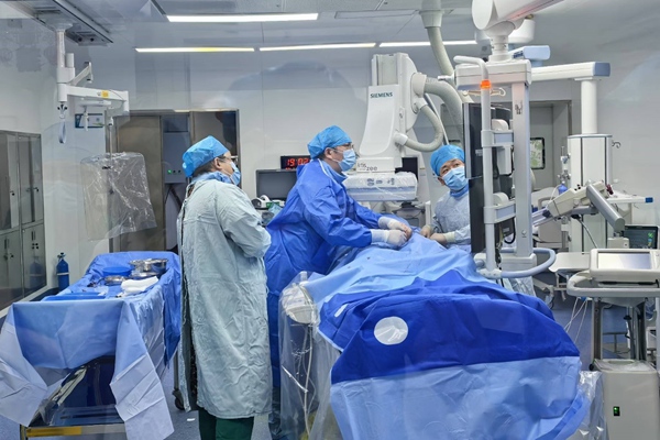 手術(shù)現(xiàn)場。重醫(yī)附二院供圖