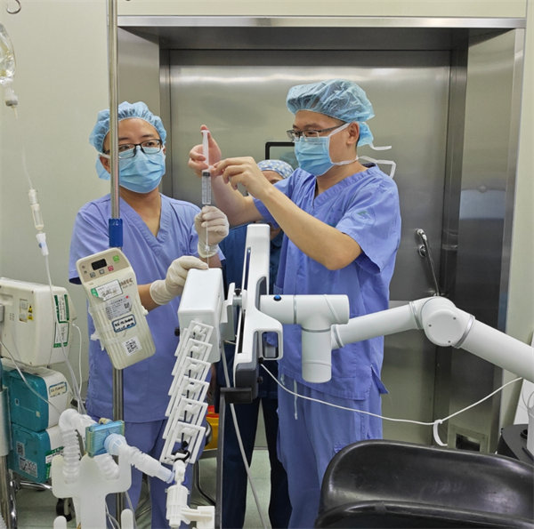 專家團(tuán)隊(duì)使用“機(jī)器人”定位。 重醫(yī)附一院供圖