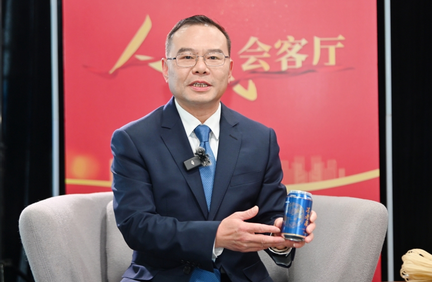 訪談現(xiàn)場，陳清松介紹不老泉山泉水。鄒樂攝