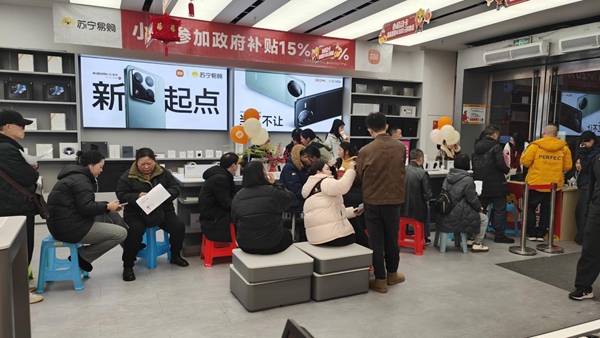 市民挑選、購買數(shù)碼產(chǎn)品。重慶市商務(wù)委員會(huì)供圖