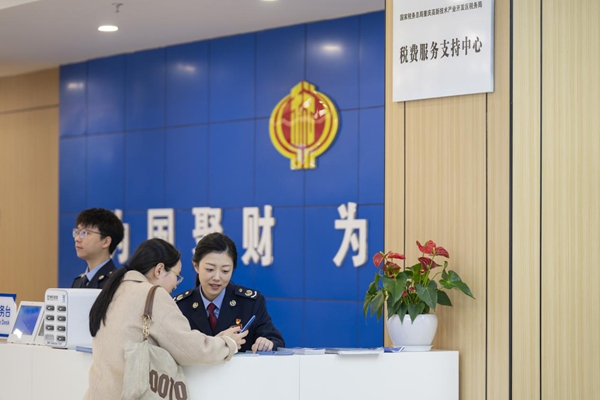 高新區(qū)辦稅服務(wù)廳工作人員輔導(dǎo)企業(yè)辦稅人員線上辦理涉稅業(yè)務(wù)。郭睿攝