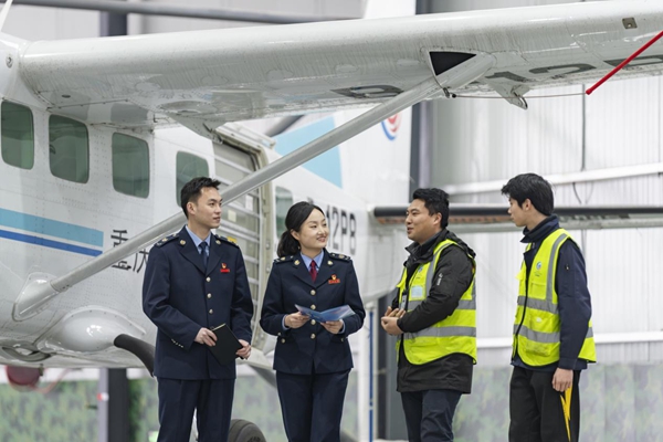 近日，重慶市梁平區(qū)稅務(wù)局組織人員來到梁平機(jī)場(chǎng)管理有限公司，講解通航服務(wù)業(yè)相關(guān)稅收政策，了解企業(yè)經(jīng)營情況，助力企業(yè)逐夢(mèng)低空經(jīng)濟(jì)。郭睿攝