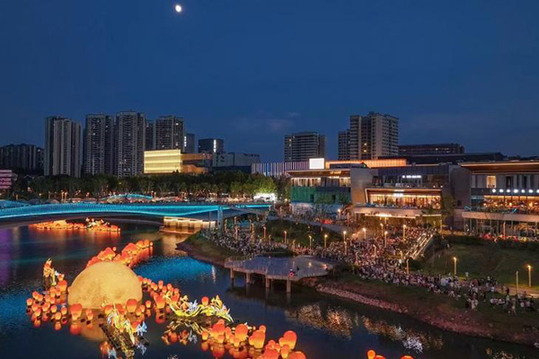 “月攬星河”燈會現(xiàn)場。重慶龍湖供圖