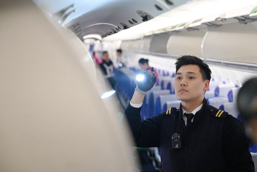 許航開展機(jī)艙內(nèi)部安全檢查。鄒樂攝