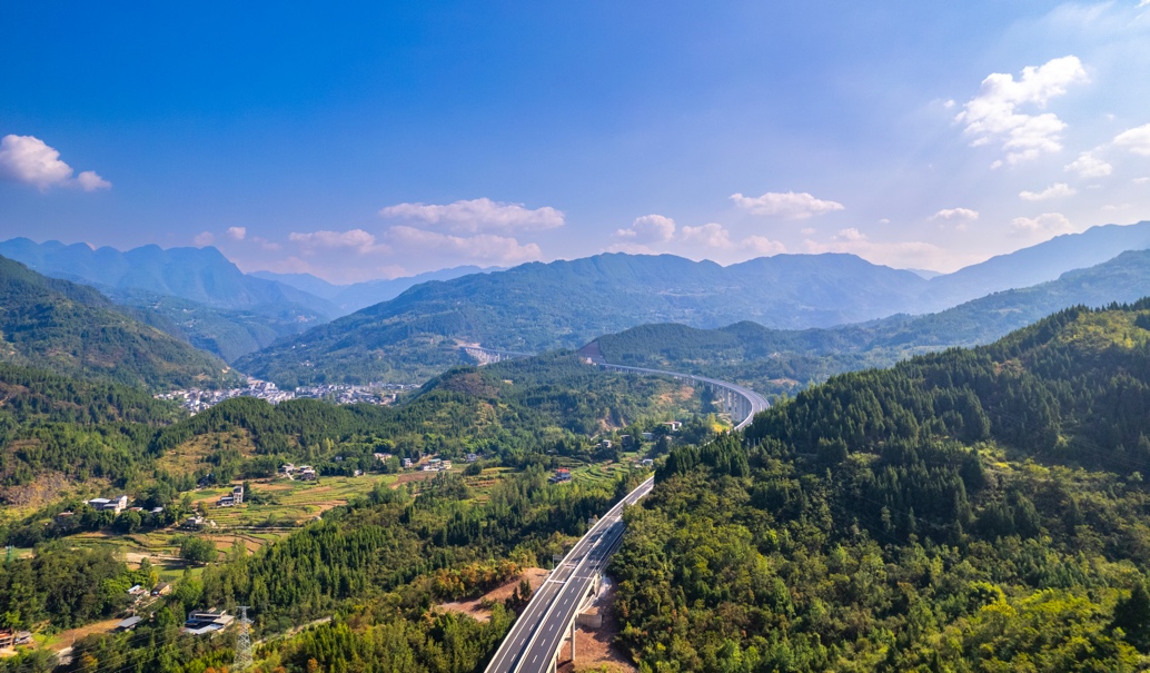 巫云開(kāi)高速。譚開(kāi)聞攝