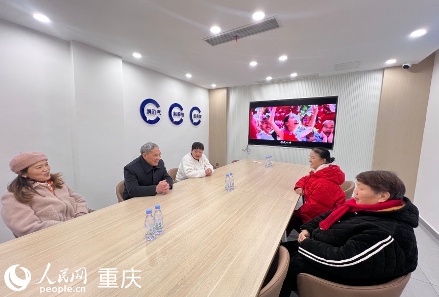 張光理（左二）和基層網(wǎng)格員，與居民志愿者分享調(diào)解經(jīng)驗。人民網(wǎng)記者 胡虹攝