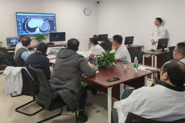 組織專家會診。重醫(yī)附二院供圖