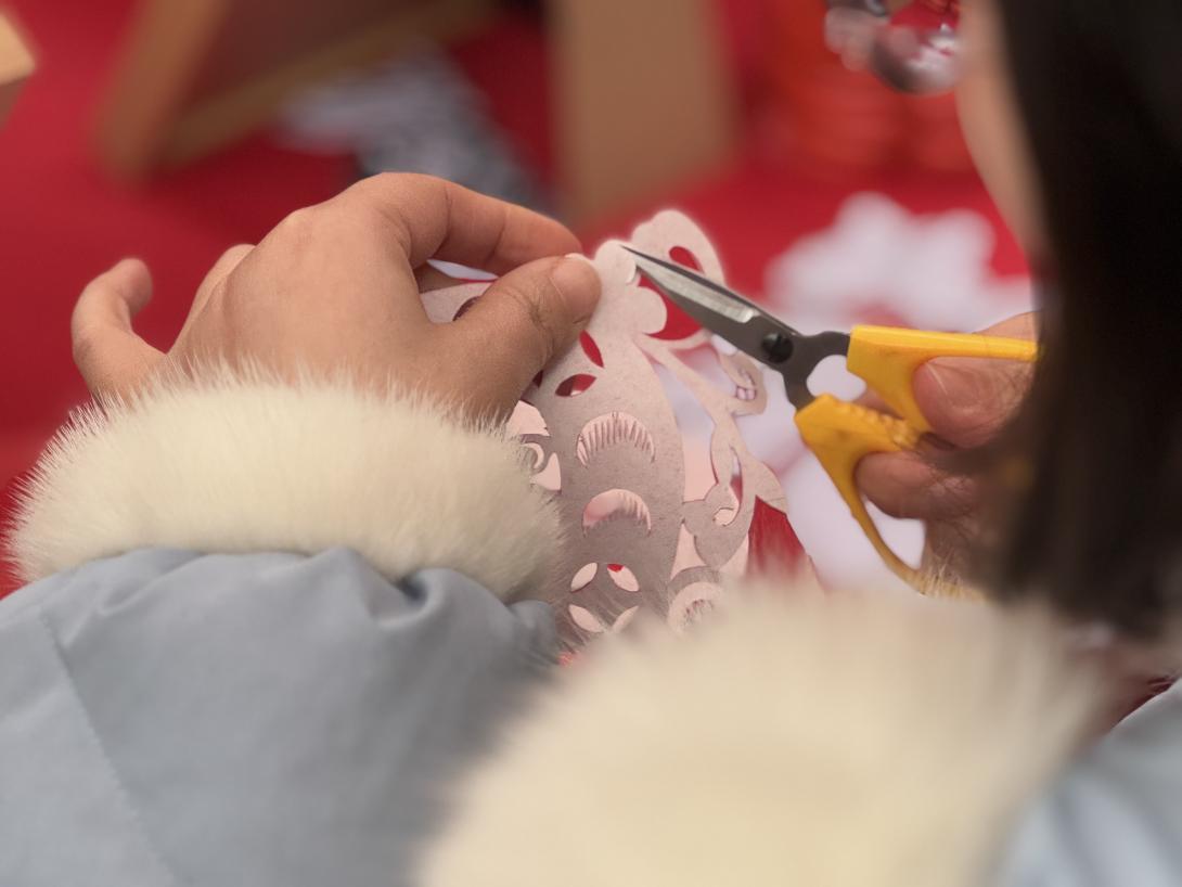 趙俊進(jìn)行剪紙創(chuàng)作。黃亞輝攝