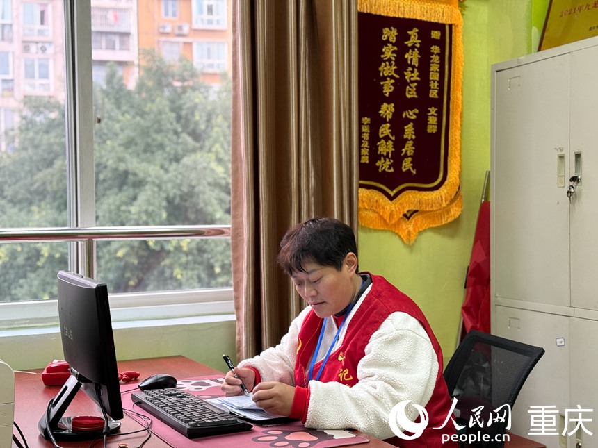 文登群在辦公室的電腦桌前摘抄信息。人民網(wǎng)記者 胡虹攝