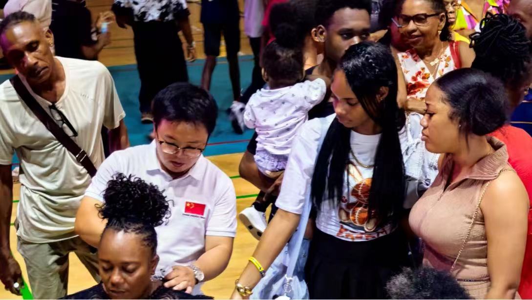 袁野為大家展示頸椎病的針刺治療。受訪者供圖