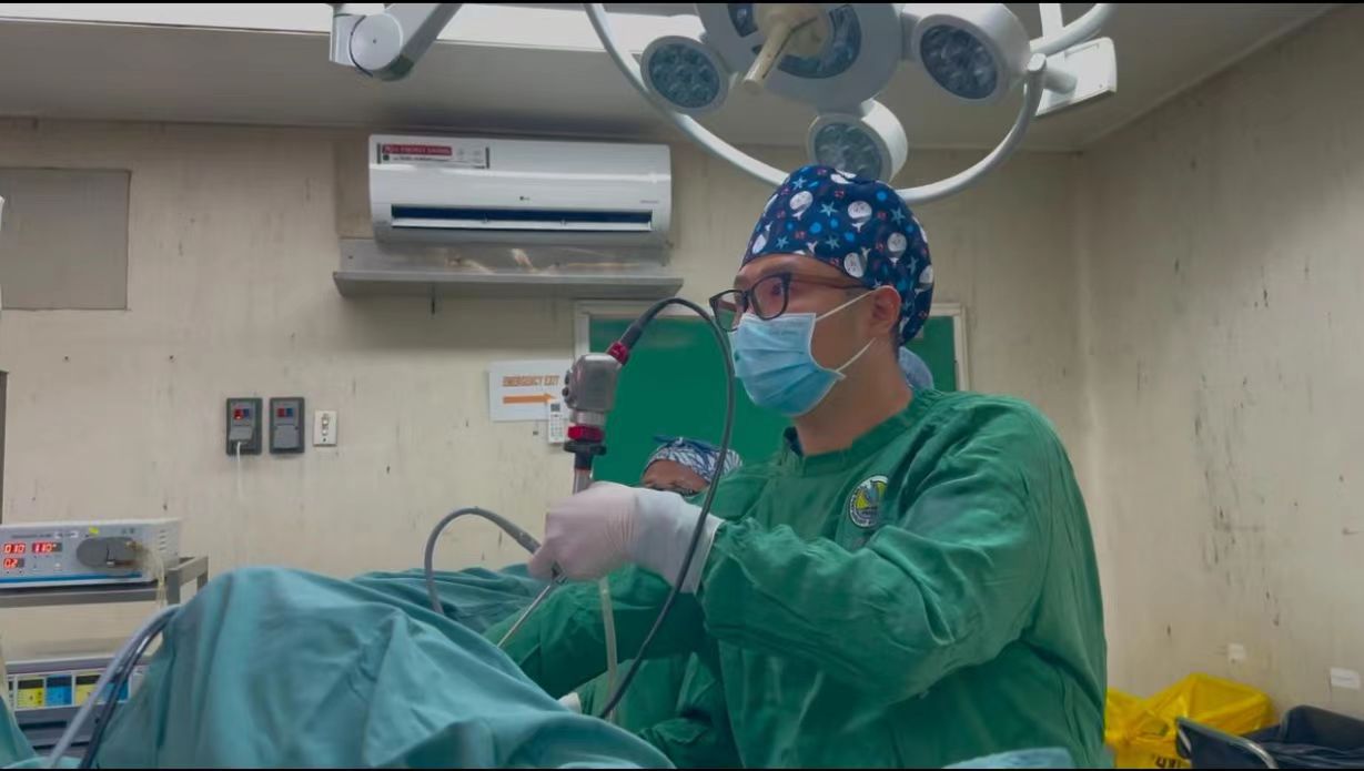 劉煜在為患者手術(shù)。受訪者供圖