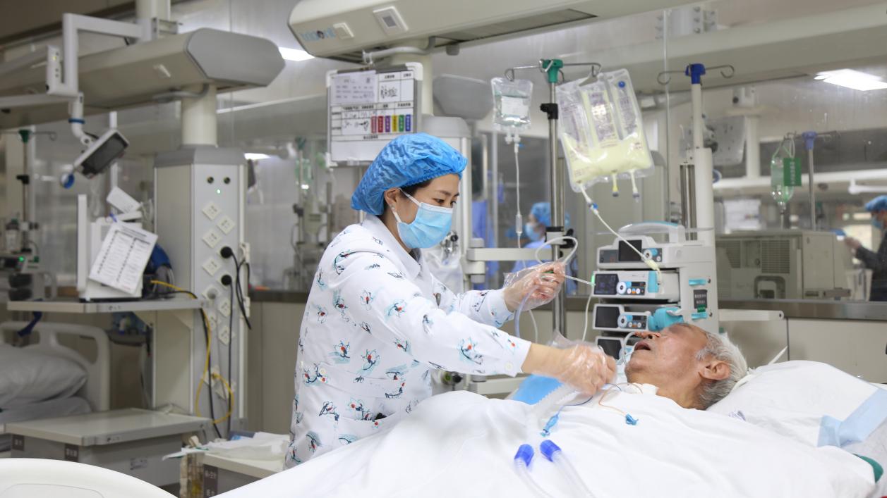 馬曉麗（右）投入到忙碌的工作中。受訪者供圖