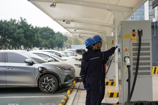 國(guó)網(wǎng)重慶電動(dòng)汽車(chē)公司運(yùn)維人員在渝北魯能星城超級(jí)充電站巡檢充電設(shè)施。黃林茜攝
