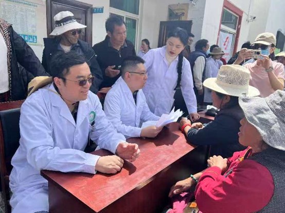 重慶援藏醫(yī)療隊在昌都進行義診。受訪者供圖