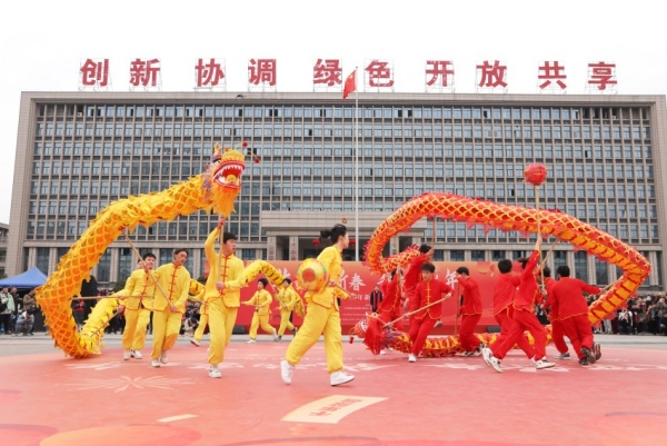 舞龍表演。重慶市萬靈山旅游開發(fā)集團有限公司供圖