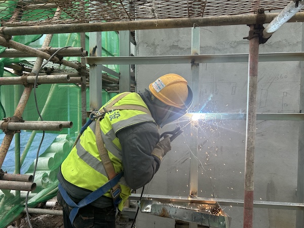 劉國榮正在進行焊接工作。唐鑫攝