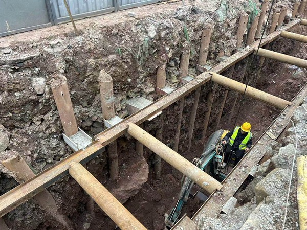 紅錦大道（五洲酒店）管網(wǎng)建設(shè)現(xiàn)場。中交建筑集團(tuán)重慶建設(shè)有限公司供圖