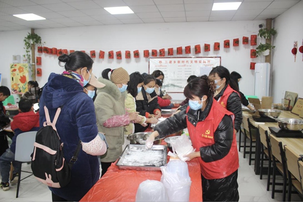 村民們在現(xiàn)場做元宵。程奕茹攝