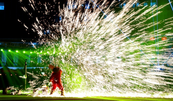 火樹鐵花。王新蓮攝