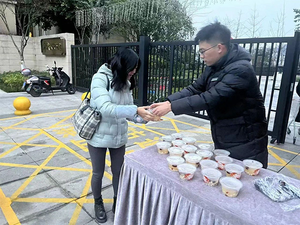 物業(yè)熬煮湯圓送給業(yè)主。華僑城物業(yè)重慶分公司供圖