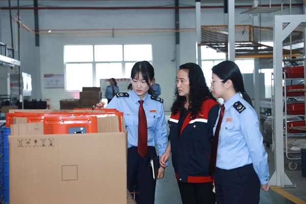 江津區(qū)稅務(wù)人員走訪了解威馬農(nóng)機(jī)生產(chǎn)經(jīng)營情況，宣傳稅費(fèi)政策和納稅信用評(píng)價(jià)等內(nèi)容，提示出口業(yè)務(wù)領(lǐng)域相關(guān)涉稅風(fēng)險(xiǎn)點(diǎn)。王植攝