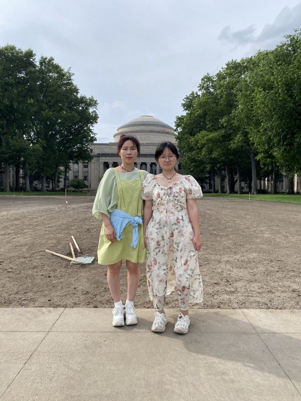 2023年暑假，黃燕陪王蕓菲在美國治療期間的合影。受訪者供圖