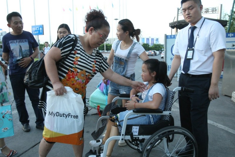 2018年夏天，王蕓菲從美國治療、安裝新義肢回到重慶轉(zhuǎn)車回四川大竹縣。錢波攝