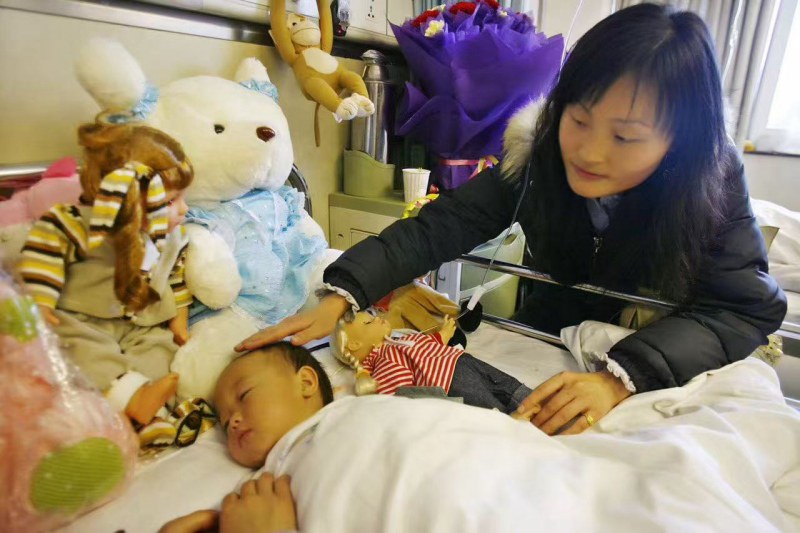 2008年2月29日，媒體記者在病房里看望王蕓菲。錢波攝