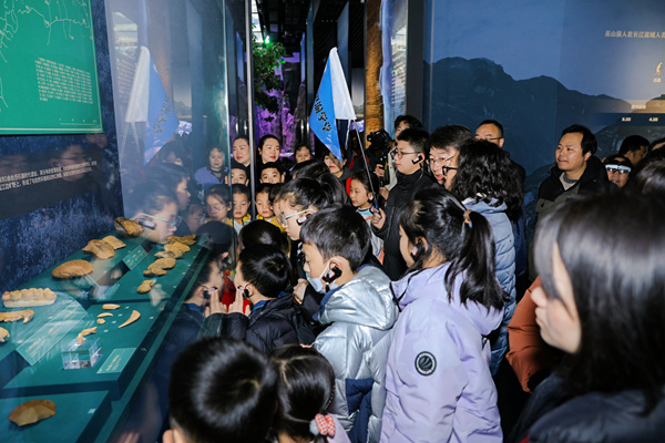 “螞蟻找書”懷舊書集帶青少年探索三峽文明。重慶出版社供圖