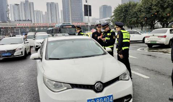 春運(yùn)期間交通執(zhí)法人員在火車北站檢查網(wǎng)約車。軌道交通支隊(duì)二大隊(duì)供圖