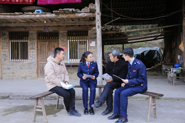 孫和發(fā)（左一）帶領(lǐng)彭水縣稅務(wù)局稅務(wù)干部入戶宣傳，收集納稅人繳費人意見建議。謝紹春攝