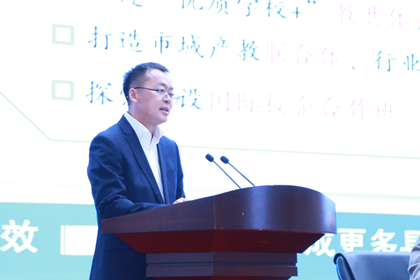 潼南區(qū)委教育工委書記、區(qū)教委主任蔣俊匯報全區(qū)教育工作成效。張源攝