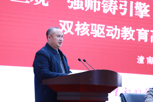 重慶市潼南中學(xué)校黨委書記侯君輔發(fā)言。張源攝