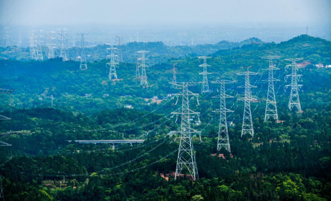 川渝1000千伏特高壓線路重慶段。王化全攝