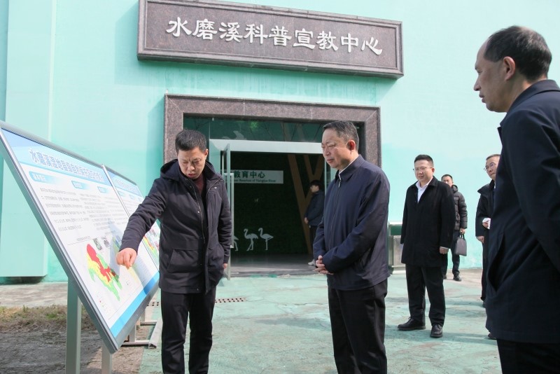 2025年2月25日，時(shí)俠聯(lián)（左二）到重慶市石柱縣水磨溪科普宣教中心了解長(zhǎng)江上游生態(tài)保護(hù)有關(guān)情況。龍彩云攝