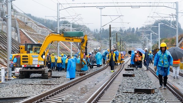 線路撥接現(xiàn)場。中國鐵路成都局集團有限公司供圖