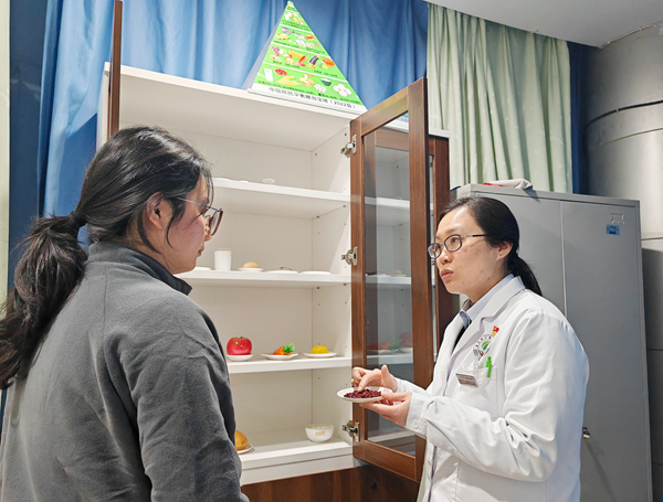 重慶兩江新區(qū)中醫(yī)院中醫(yī)減重門診醫(yī)生為“超重”患者制定飲食方案。重慶兩江新區(qū)中醫(yī)院供圖