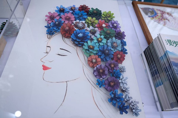 自然市集上，用松果制作的藝術(shù)品。重慶市林業(yè)局供圖