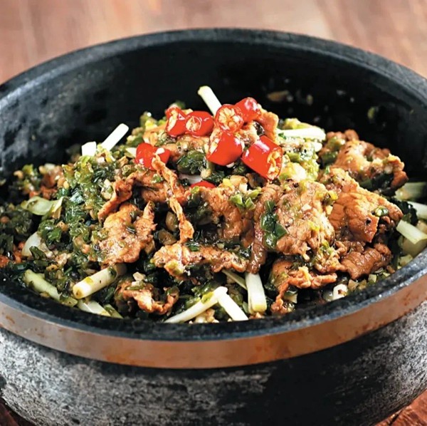 茨竹燒椒牛肉煲。渝北區(qū)商務(wù)委供圖