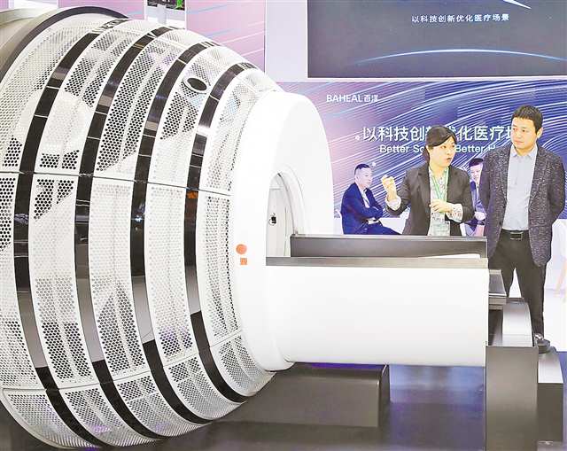 外形酷似陀螺的ZAP-X火星舟放射外科機(jī)器人。記者 李珩 攝/視覺(jué)重慶