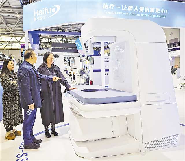 海扶刀婦科乳腺專用機(jī)JCU系列新品首次亮相。記者 李珩 攝/視覺(jué)重慶
