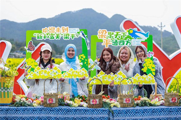 留學(xué)生在回龍鎮(zhèn)油菜花田拍照留念。熊偉攝