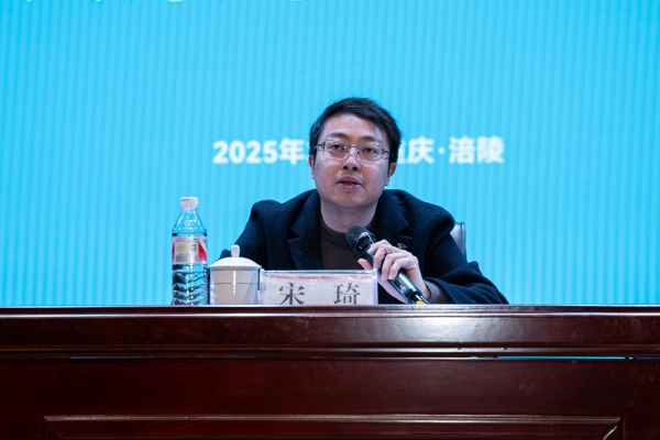 重慶市職業(yè)技能鑒定指導(dǎo)中心副主任宋琦講話。重慶工貿(mào)職業(yè)技術(shù)學(xué)院供圖