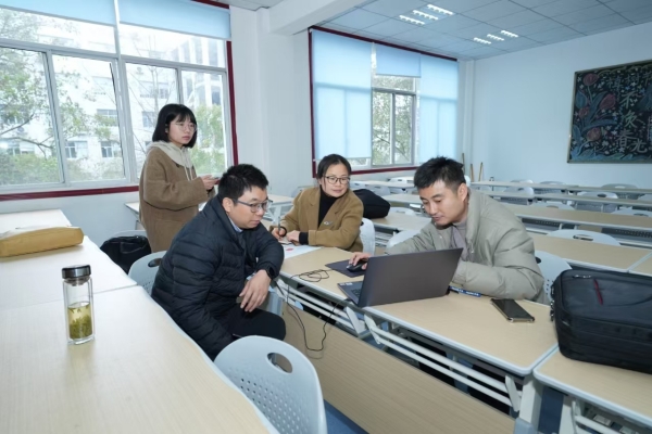 賽項(xiàng)技術(shù)團(tuán)隊(duì)在比賽場地開展實(shí)地對接工作。重慶工貿(mào)職業(yè)技術(shù)學(xué)院供圖