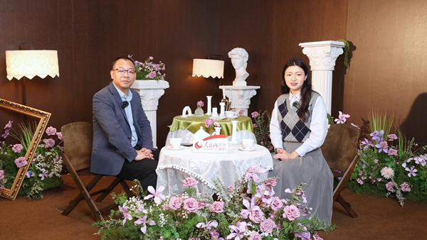 “首店經(jīng)濟看渝北——人民網(wǎng)對話渝北區(qū)首店品牌企業(yè)代表”系列訪談對話楊登奎（左）。曾英豪攝