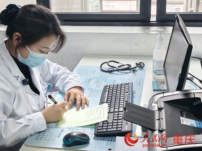 3月18日，重慶首張公共衛(wèi)生醫(yī)師處方在九龍坡區(qū)渝州路街道社區(qū)衛(wèi)生服務(wù)中心開出。